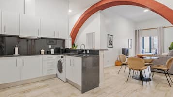 Refrigerador, microondas, horno, placa de cocina