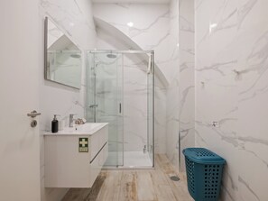 Shower, hair dryer, towels