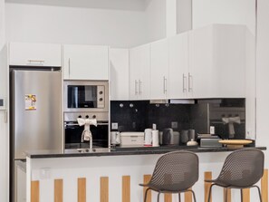 Geladeira, micro-ondas, fogão, cooktop