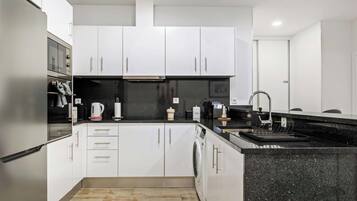 Refrigerador, microondas, horno y parrilla de estufa