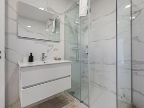 Dusche, Haartrockner, Handtücher