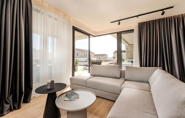 Una Smart TV, una chimenea, una mesa de tenis de mesa
