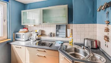 Fridge, stovetop, coffee/tea maker