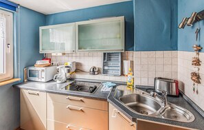 Kühlschrank, Mikrowelle, Herdplatte, Wasserkocher mit Kaffee-/Teezubehör