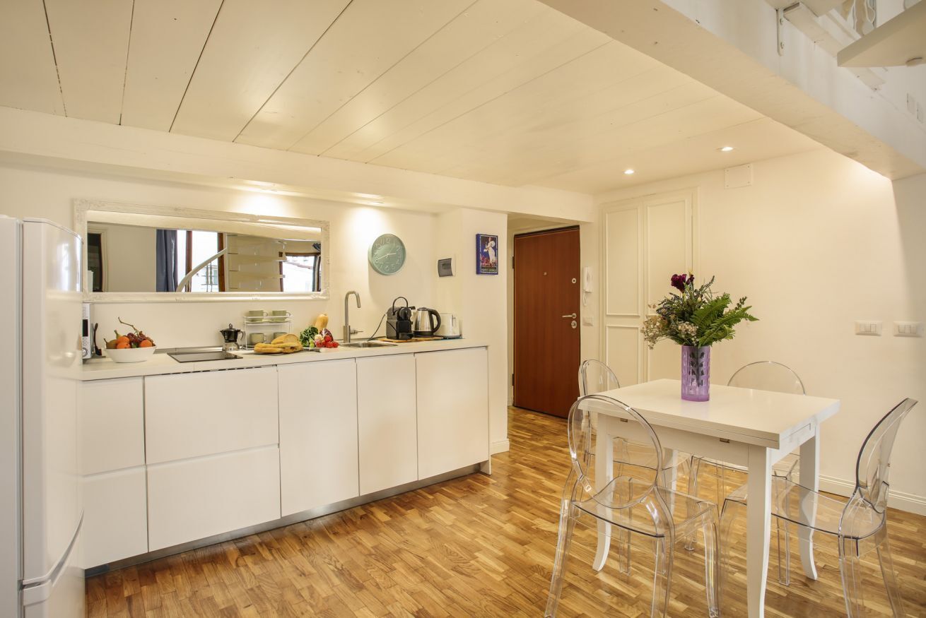 Kjøleskap, mikrobølgeovn, kokeplater og oppvaskmaskin