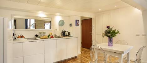 Kjøleskap, mikrobølgeovn, kokeplater og oppvaskmaskin