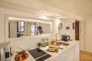 Geladeira, micro-ondas, cooktop, lava-louças