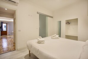 3 habitaciones, tabla de planchar con plancha, wifi y ropa de cama 