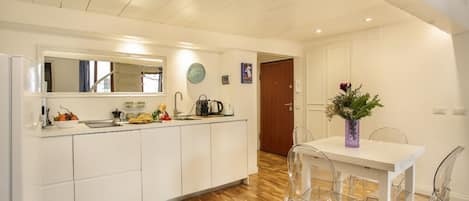 Kühlschrank, Mikrowelle, Herdplatte, Geschirrspüler