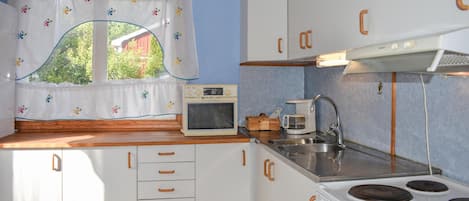 Refrigerador, parrilla de estufa y cafetera y tetera