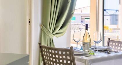 Studio apartment of approximately 20 m2 composed of a living room with kitchenette equipped with 2 induction hobs, small fridge, sink,satellite TV and sofa.Sleeping area separated by sliding door with double bed, bathroom with shower without window.Air c