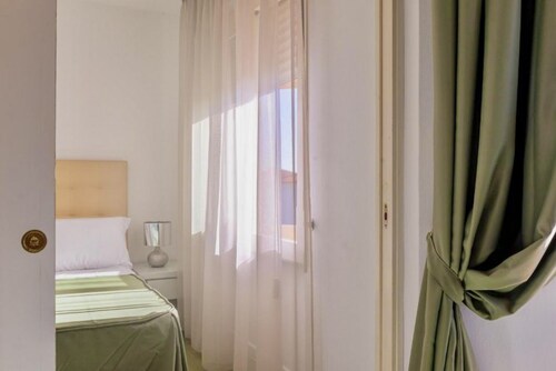 Studio apartment of approximately 20 m2 composed of a living room with kitchenette equipped with 2 induction hobs, small fridge, sink,satellite TV and sofa.Sleeping area separated by sliding door with double bed, bathroom with shower without window.Air c