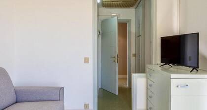 Studio apartment of approximately 20 m2 composed of a living room with kitchenette equipped with 2 induction hobs, small fridge, sink,satellite TV and sofa.Sleeping area separated by sliding door with double bed, bathroom with shower without window.Air c