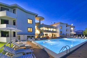 A heated pool - Studio apartment of approximately 20 m2 composed of a living room with kitchenette equipped with 2 induction hobs, small fridge, sink,satellite TV and sofa.Sleeping area separated by sliding door with double bed, bathroom with shower without window.Air c (Marina di Cecina)