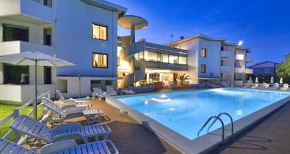 Studio apartment of approximately 20 m2 composed of a living room with kitchenette equipped with 2 induction hobs, small fridge, sink,satellite TV and sofa.Sleeping area separated by sliding door with double bed, bathroom with shower without window.Air c