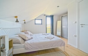 3 bedrooms, travel cot, free WiFi, bed sheets