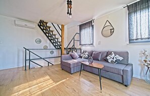 Smart TV, chimenea y estéreo 