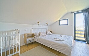 3 bedrooms, travel cot, free WiFi, bed sheets