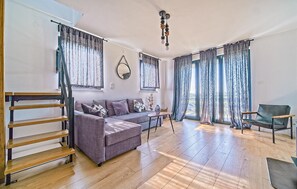 Smart TV, chimenea y estéreo 