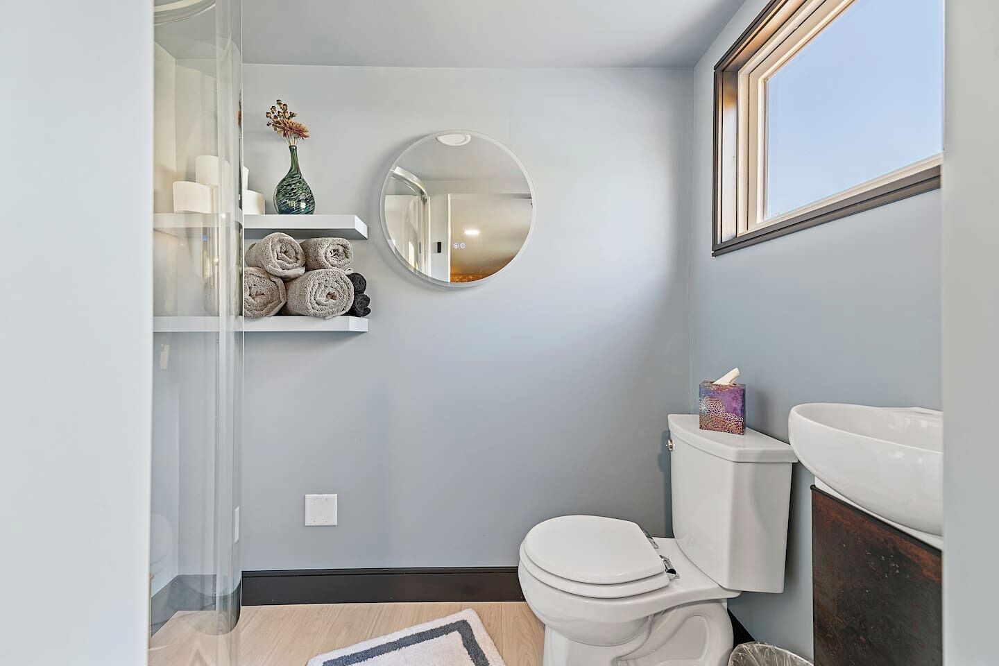 Dusj, hårføner, håndklær og såpe