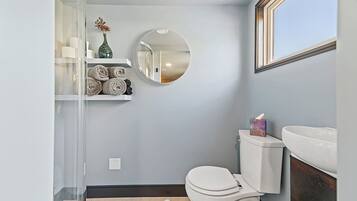 Dusj, hårføner, håndklær og såpe