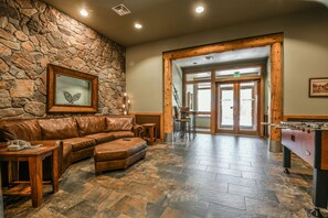 Lobby sitting area - Arapahoe Lodge 8114 (Keystone)
