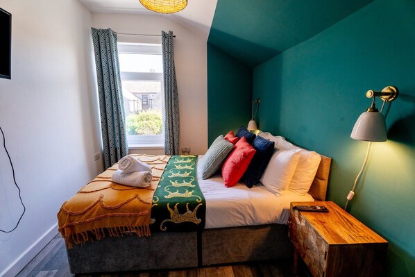 2 bedrooms, desk, iron/ironing board, internet