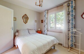 2 habitaciones y tabla de planchar con plancha