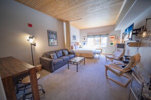 Classic Studio, 1 Queen Bed with Sofa bed, Kitchenette, Resort View (Gateway Lodge 5054) | Individually decorated, individually furnished, laptop workspace - Gateway Lodge 5054 (Keystone)