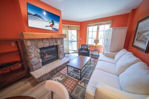 Appartamento Premium, 1 camera da letto, balcone, vista resort (Dakota Lodge 8458) | Area soggiorno | Smart TV, caminetto