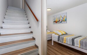 3 bedrooms, free WiFi, bed sheets - Nice home in Smrika with kitchen (Smrika)