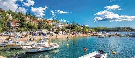 Una spiaggia nelle vicinanze