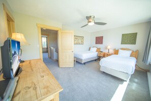 Design Condo, 2 Bedrooms, Balcony, Lake View (Argentine 1516) | 2 bedrooms, individually decorated, individually furnished - Argentine Court 1516 (Keystone)