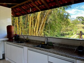 Frigorifero, forno, piano cottura, frullatore