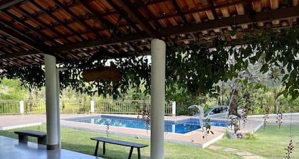 Casa de Campo Aconchegante em Betim, com Piscina, Sauna, Lagos e Mais