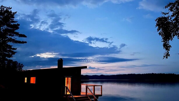 A cabin with a dock extending into a calm lake, surrounded by trees. - Lovely home in Färgelanda with sauna (Färgelanda)