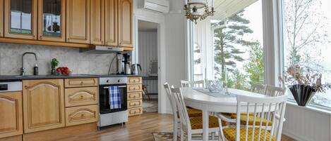 Kühlschrank, Geschirrspüler, Wasserkocher mit Kaffee-/Teezubehör