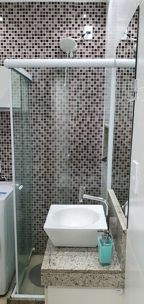 Dusche, Haartrockner, Handtücher, Seife