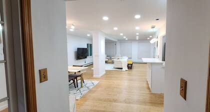 BEACH HOUSE, FIVE Minutes walk to the beach, Very Spacious