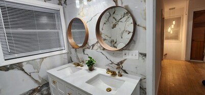 BEACH HOUSE, FIVE Minutes walk to the beach,  Very Spacious 