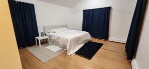 5 bedrooms, free WiFi, bed sheets - BEACH HOUSE, FIVE Minutes walk to the beach,  Very Spacious  (Long Beach)