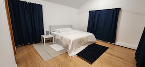 5 bedrooms, free WiFi, bed sheets - BEACH HOUSE, FIVE Minutes walk to the beach,  Very Spacious  (Long Beach)