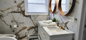 Shower, hair dryer, bidet, towels