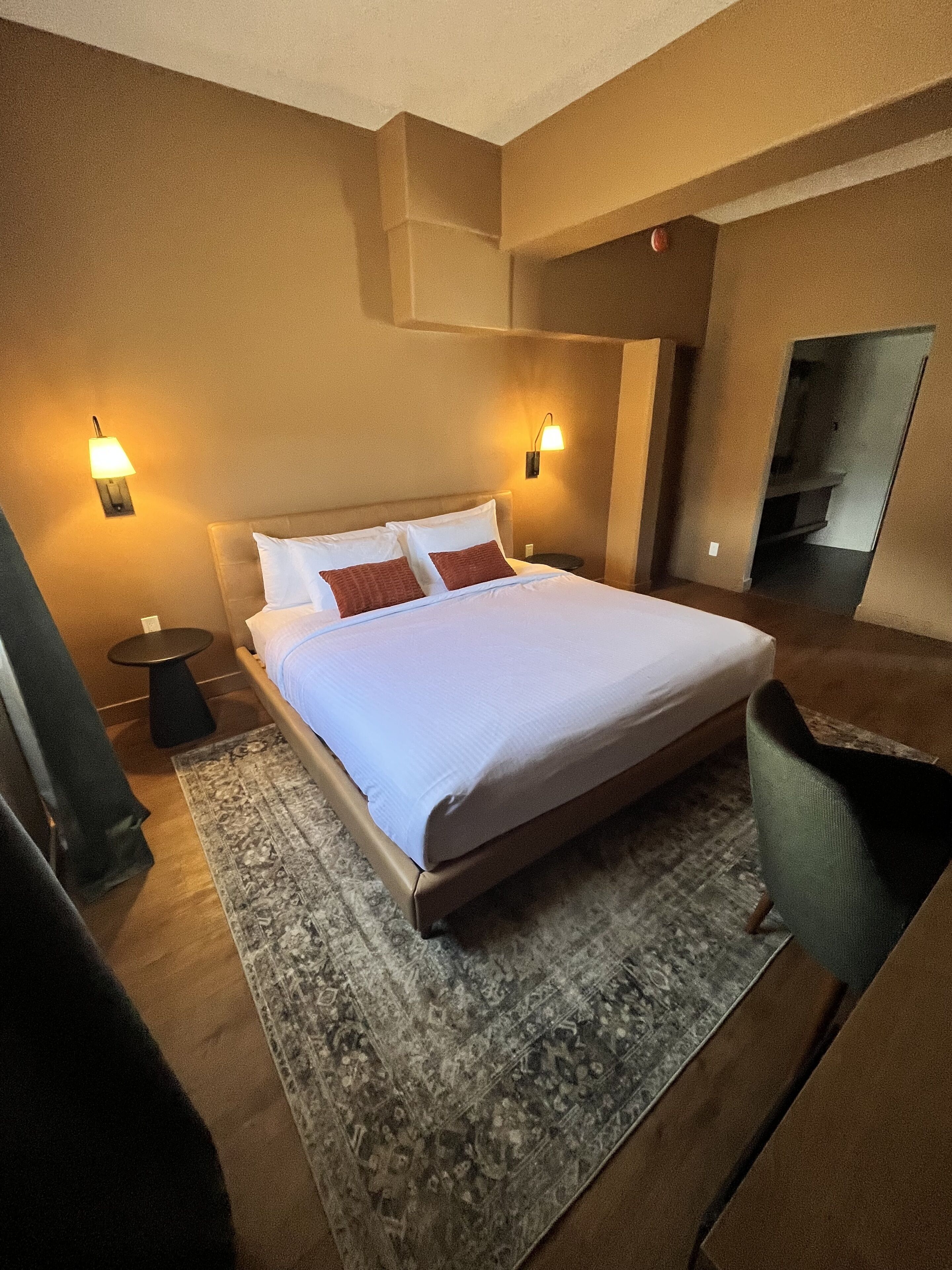 Deluxe suite, 1 kingsize bed met slaapbank | Luxe beddengoed, donsdekens, pillowtop-bedden, een kluis op de kamer