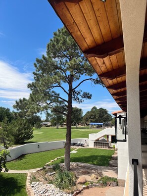 Premium bedding, down comforters, pillowtop beds, in-room safe - El Verde Inn (Albuquerque)