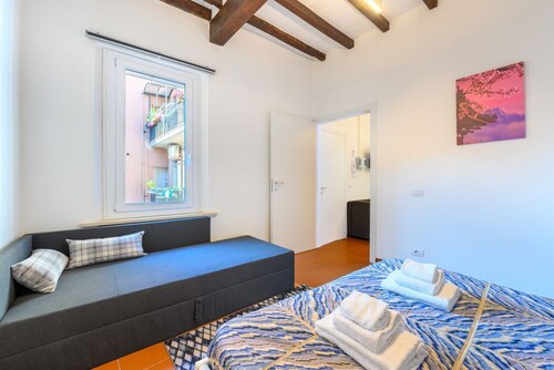 GuestHost - Apartment located on the first floor of a period building, with two floors in total, without lift.It comfortably accommodates 3 people in 45 m2 of space.We are located in the Oltretorrente district, a lively and picturesque area, a stone's th