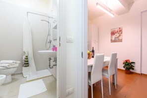 Shower, bidet - GuestHost - Apartment located on the first floor of a period building, with two floors in total, without lift.It comfortably accommodates 3 people in 45 m2 of space.We are located in the Oltretorrente district, a lively and picturesque area, a stone's th (Parma)