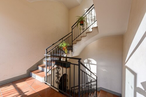 GuestHost - Apartment located on the first floor of a period building, with two floors in total, without lift.It comfortably accommodates 3 people in 45 m2 of space.We are located in the Oltretorrente district, a lively and picturesque area, a stone's th