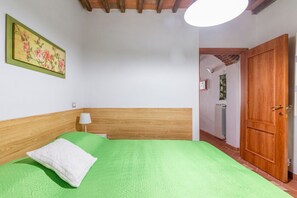 1 habitación, tabla de planchar con plancha, internet y ropa de cama
