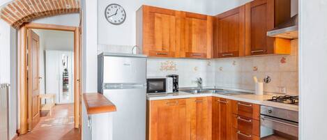 Een microgolfoven, een oven, een kookplaat, een vaatwasser